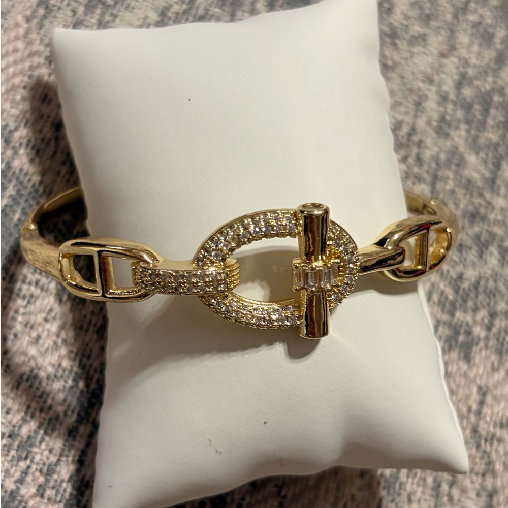 Elegant Gold Bracelet with Crystal Accents